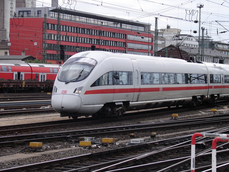 Ein ICE-T fhrt in den Bahnhof Frankfurt am Main Hauptbahnhof ein. Nach kurzen Aufenthalt fhrt dieser Zug weiter nach Dresden ber Fulda.