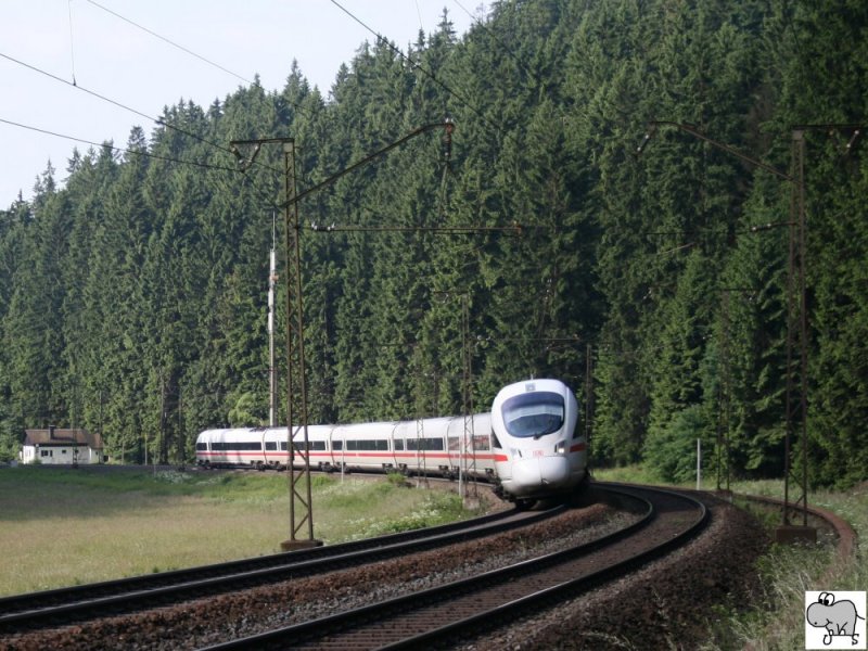 Ein ICE-T legt sich zwischen Frtschendorf und Steinbach am Wald im Landkreis Kronach auf der Frankenwaldrampe am 18. Juni2008 in eine Kurve.