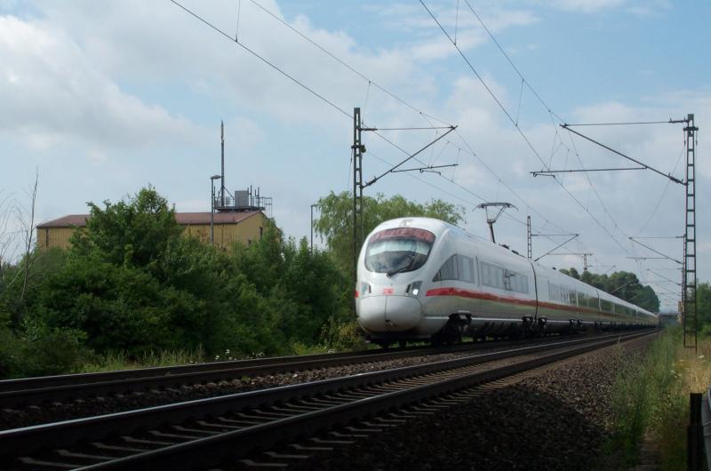 Ein ICE-T von Mnchen nach Berlin, hier kurz vor dem Bahnhof Neuses. Das Gebude links ist die Mllbeseitigungsanlage des Landkreises Kronach. 30.07.05.
