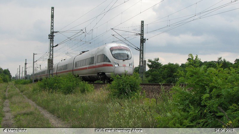 Ein ICE-T nach Hamburg-Altona passiert Falkensee.