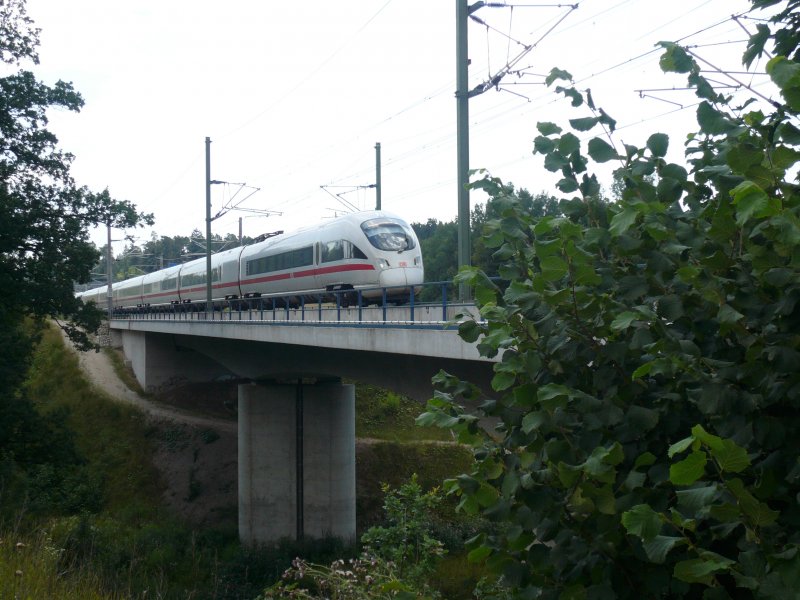 Ein ICE-T rast auf der Hochgeschwindigkeitsstrecke nach Nrnberg von Mnchen am 31.7.2008. Aufgenommen von Autobahnraststtte Feucht.