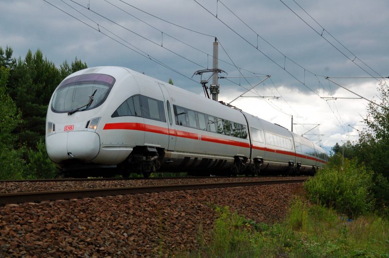 Ein ICE-T rauscht am 07.06.09 durch Muldenstein Richtung Berlin.