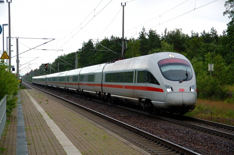 Ein ICE-T berholt am 12.06.09 eine vorrausfahrende RB, fotografiert im Bahnhof Burgkemnitz.