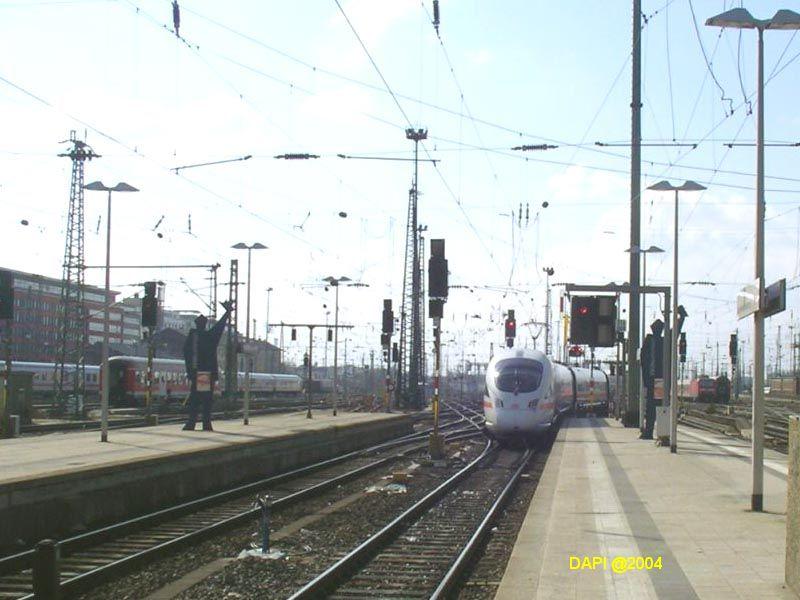 Ein ICE-T verlt den Frankfurter Hbf