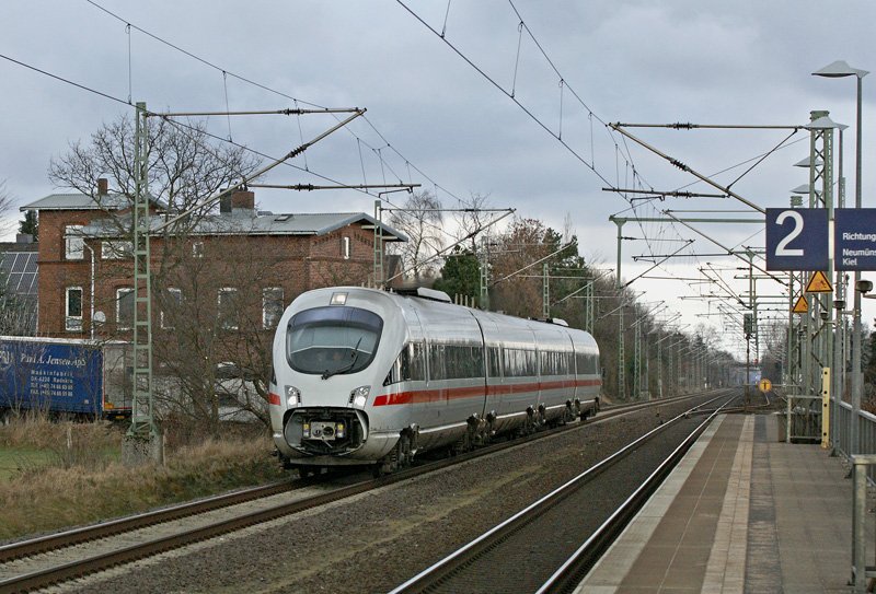 Ein ICE-TD am 08.02.2009 in Dauenhof.