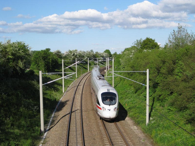 Ein ICE TD fhrt am Abend des 11.05.09 als ICE 37 Hamburg Hbf - Kopenhagen durch Altenfelde Richtung Lbeck Hbf.