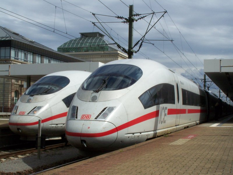 Ein ICE-Treff im Bahnhof Mannheim Hbf. Links, ICE nach Dortmund Hbf und rechts, ICE nach Mnchen Hbf. Aufgenommen am 17.August 2007