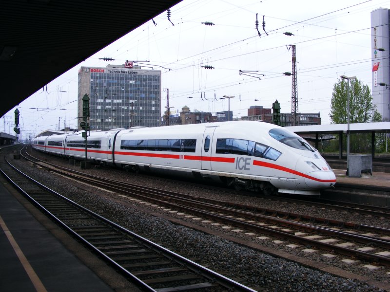 Ein ICE-Triebzug der DB-Baureihe 403 im Essener Hbf am 22. April 2008.