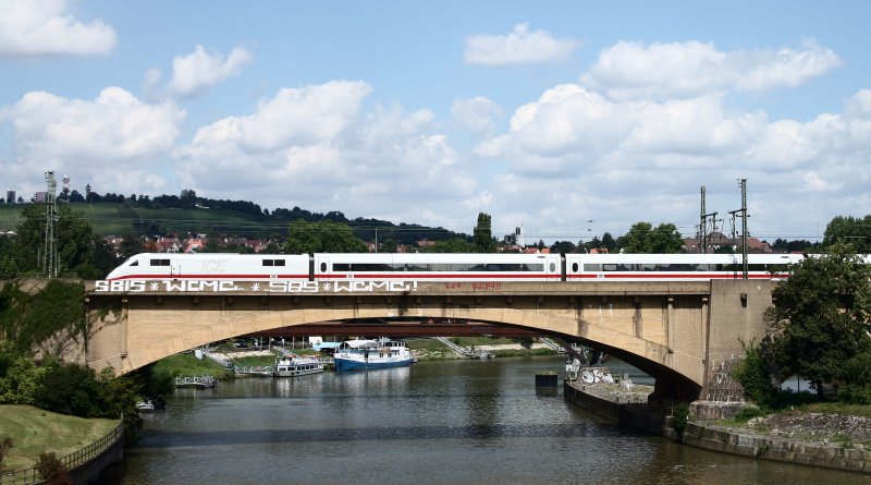 Ein ICE-Triebzug der ersten Generation berquert zur Mittagszeit des 05.08.08 bei mit Fahrtrichtung Stuttgart bei Bad Canstatt den Neckar.