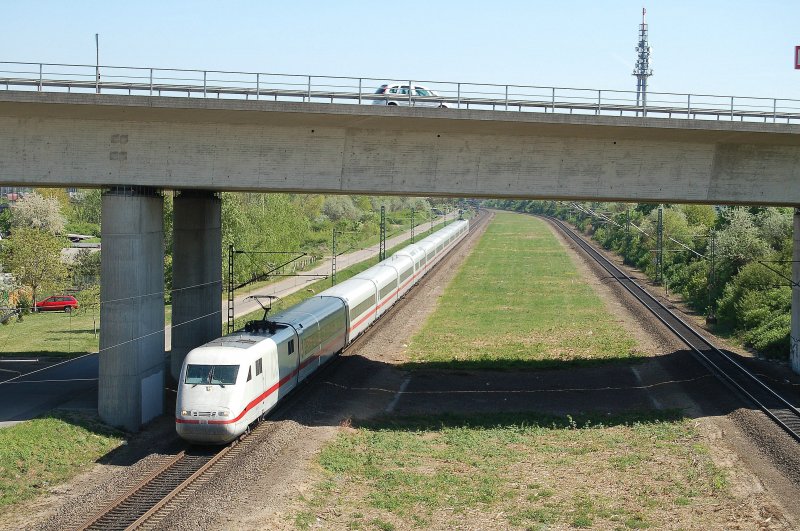 Ein ICE1, bei der Fahrt durch den RBF Mannheim, wird in krze den Mannheimer HBF erreichen. 19.04.07