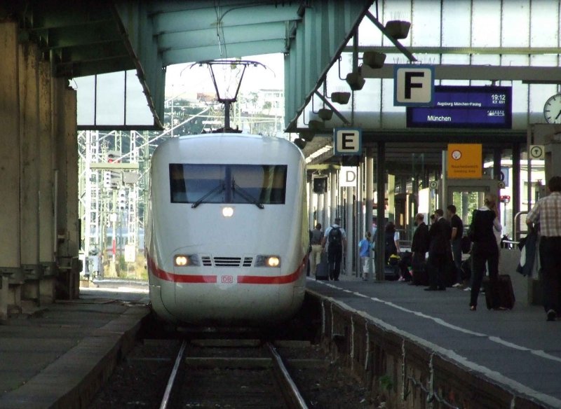 Ein ICE1 fhrt im Stuttgart Hbf ein. (24.08.2007)