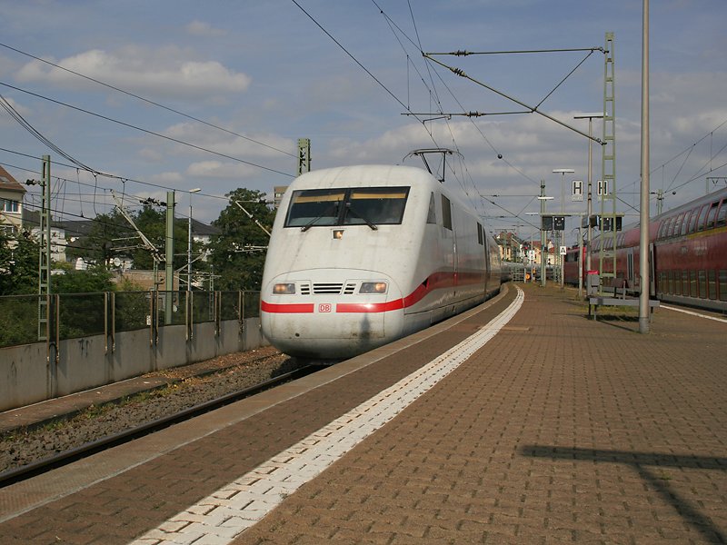 Ein ICE1 nach Frankfurt am Main Hauptbahnhof bei der Durchfahrt in Frankfurt-Sd.
(29.08.2007)