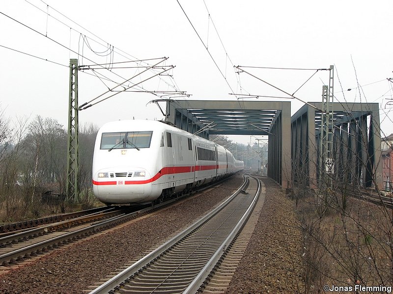 Ein ICE1 berquert am 24.02. die Allerbrcke bei Celle und ist auf dem Weg nach Hannover.