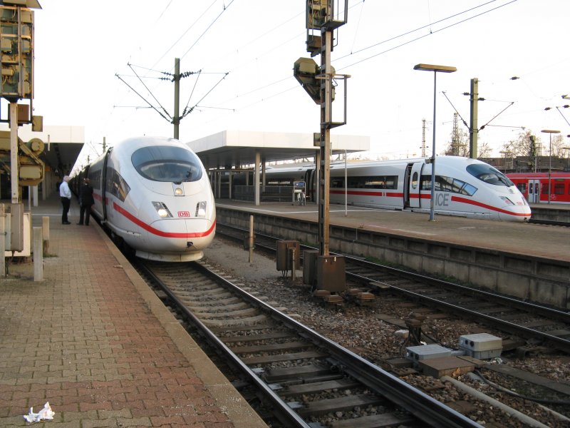 Ein ICE105 von Basel SBB nach Amsterdam Centraal und rechts ein ICE von Dortmund nach Mnchen.Am 23.02.08 in Mannheim Hbf.