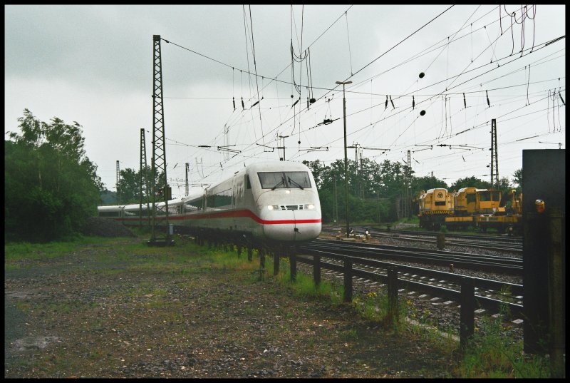 Ein ICE2 ist am Morgen des 27.05.2007 vom Flughafen Kln/Bonn zum Berliner Ostbahnhof unterwegs. 