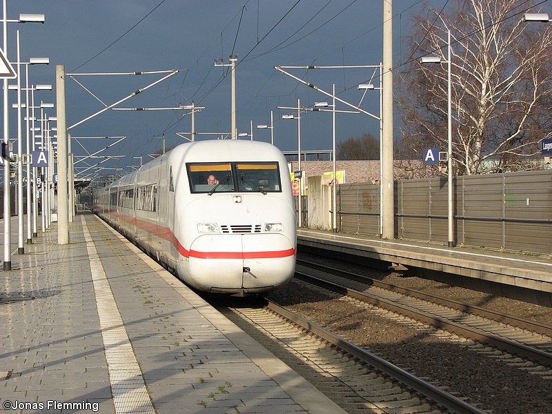 Ein ICE2 durchfhrt Langenhagen-Mitte in Richtung Hannover Hbf.