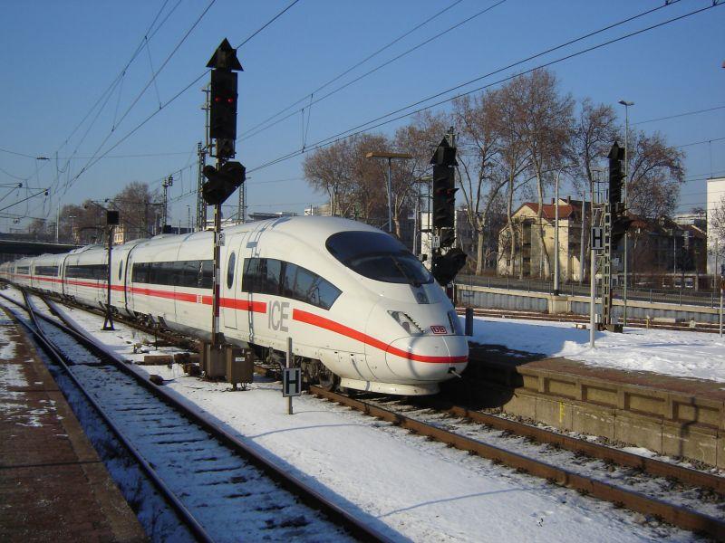 Ein ICE3 der 2. Bauserie verlsst den Mannheimer HBF in Richtung Dortmund. 27.01.2006