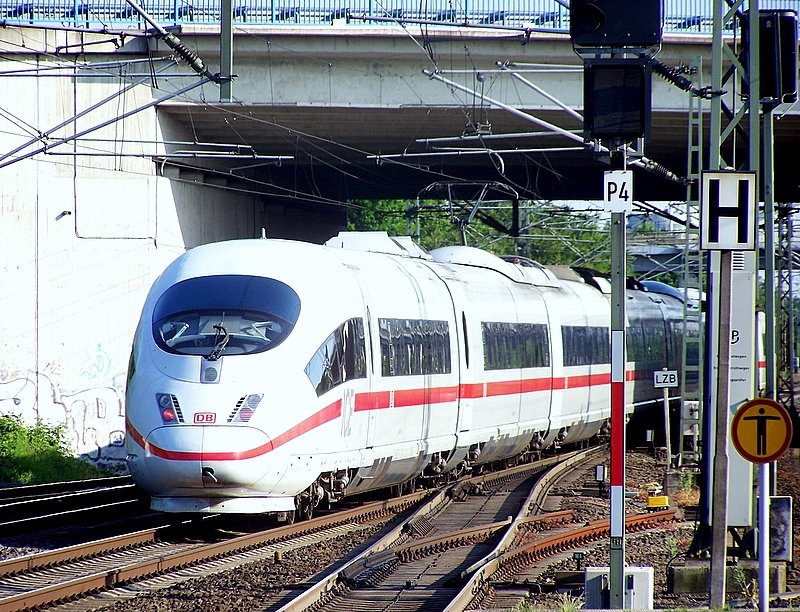 Ein ICE3 durchfhrt ausnahmsweise mal langsam die Durchfahrgleise vom Flughafenbahnhof Dsseldorf. 20.05.08