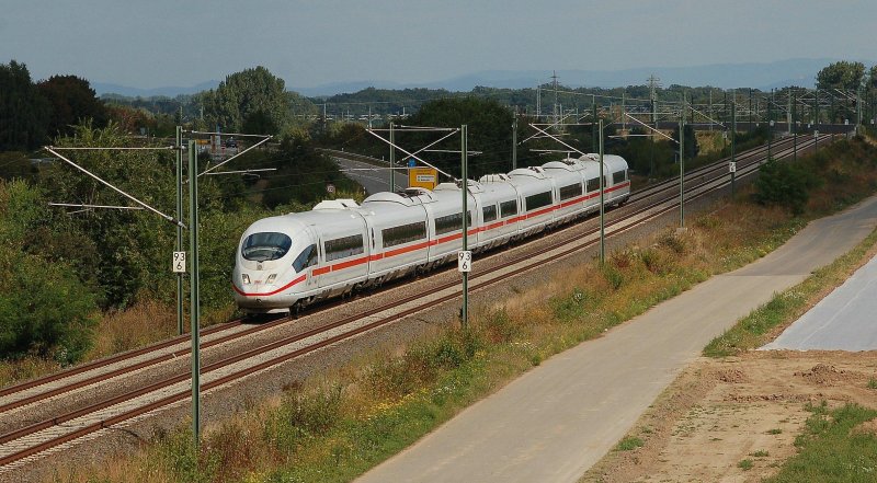 Ein ICE3, Frankfurt(M) Hbf - Paris Est, zwischen Limburgerhof und Bhl-Iggelheim. Dieses kurze Trassenstck wurde extra fr den Schnellverkehr von und nach Paris und den Gterverkehr gebaut um Schifferstadt zu umfahren. Kurz hinter Limburgerhof teilt sich die Trasse und kurz vor Bhl-Iggelheim vereinigt sie sich wieder. Der andere 2-Gleisige Teil wird durch die Umfahrung hauptschlich nur noch von der S-Bahn Rhein-Neckar genutzt, die auch den Bahnhof Schifferstadt bedient. 13.09.2009