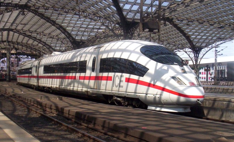 Ein ICE3 der Mehrsystemversion steht Abfahrbereit im Hauptbahnhof Kln. 04.02.2007