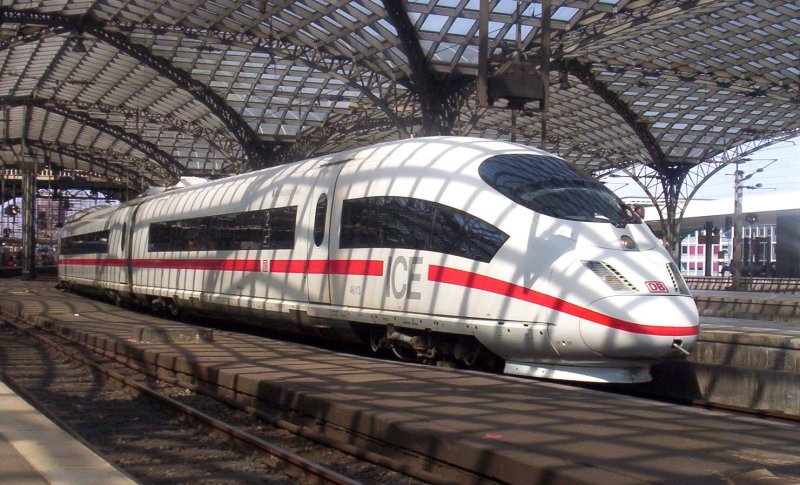 Ein ICE3 der Mehrsystemversion steht Abfahrbereit im Hauptbahnhof Kln. 04.02.2007