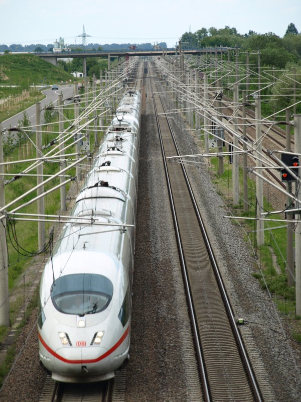 Ein ICE3 Richtung Basel SBB am 25. Mai 2008 auf der Rheintalbahn kurz nach Baden-Baden. Links Fernbahn, rechts Regionalverkehr.