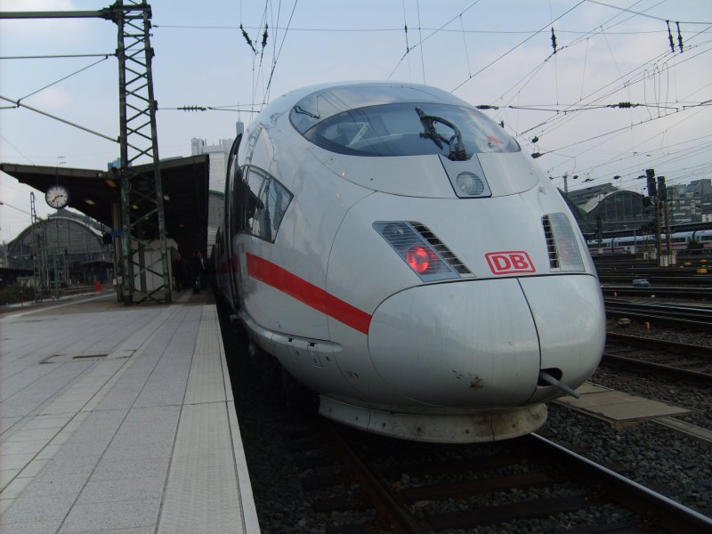 Ein ICE3 steht nach der Ankunft in Frankfurt(Main) Hbf. Deutlich auffallend ist die blanke Bugklappe.