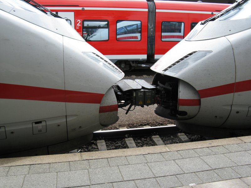 Ein ICE519 von Dortmund Hbf nach Mnchen Hbf.Am 27.06.08 beim Halt in Mannheim Hbf.