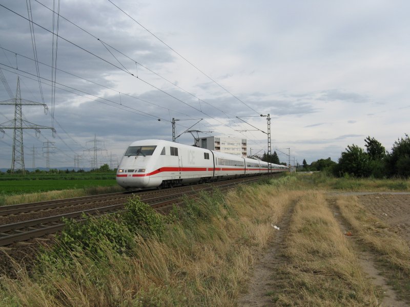 Ein ICE572 von Stuttgart Hbf nach Hamburg-Altona.Am 08.07.08 bei der durchfahrt in Lampertheim.