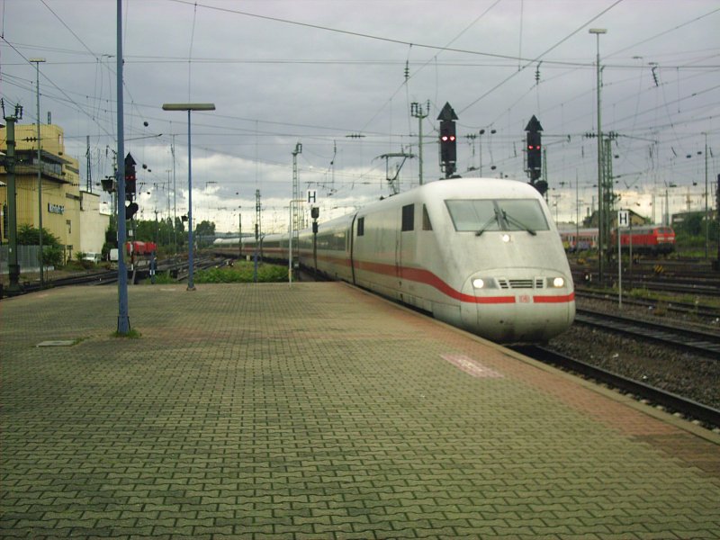 Ein ICE572 von Stuttgart nach Hamburg-Altona.Am 17.8.07 in Mannheim.