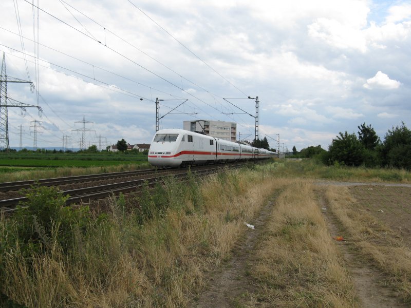 Ein ICE72 von Zrich HB nach Hamburg-Altona.Am 13.07.08 bei der durchfahrt in Lampertheim.