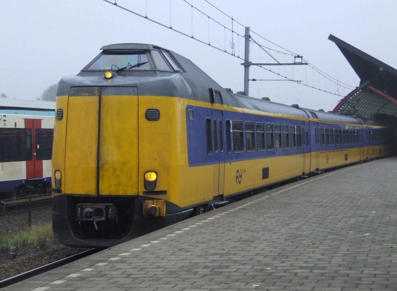 Ein IcM (BR 4200) durchfhrt den Bahnhof Amsterdam RAI am 29.10.2007