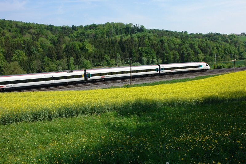 Ein ICN, von Basel kommend auf dem Weg nach Zrich, fhrt hier bei Zeiningen im Aargau durch eine liebliche Landschaft. 30.4.2007