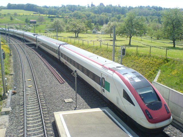 Ein ICN bei der Einfahrt in den Bahnhof Tgerwilen Dorf. Diese Zge halten hier planmssig nicht. Zu meiner berraschung stand der Zug aber Sekunden spter still und liess einige Fahrgste aussteigen. Unmittelbar danach fuhr der Zug weiter. 