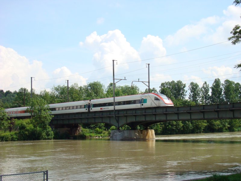 Ein ICN berquert am 13.6.2007 die Aarebrcke bei Wangen an der Aare.