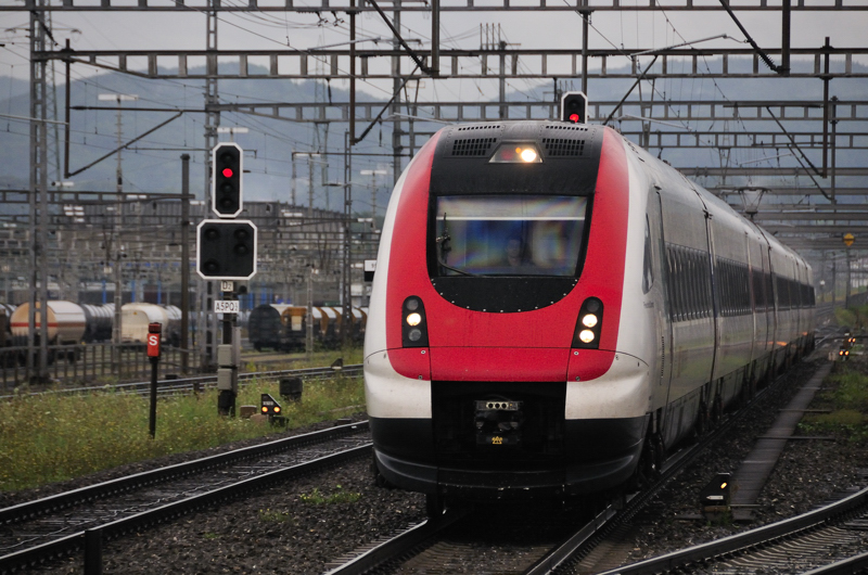 Ein ICN mit dem  Knutsch-mich -Gesicht auf der KBS 500, CH. (Muttenz, 10.08.09).