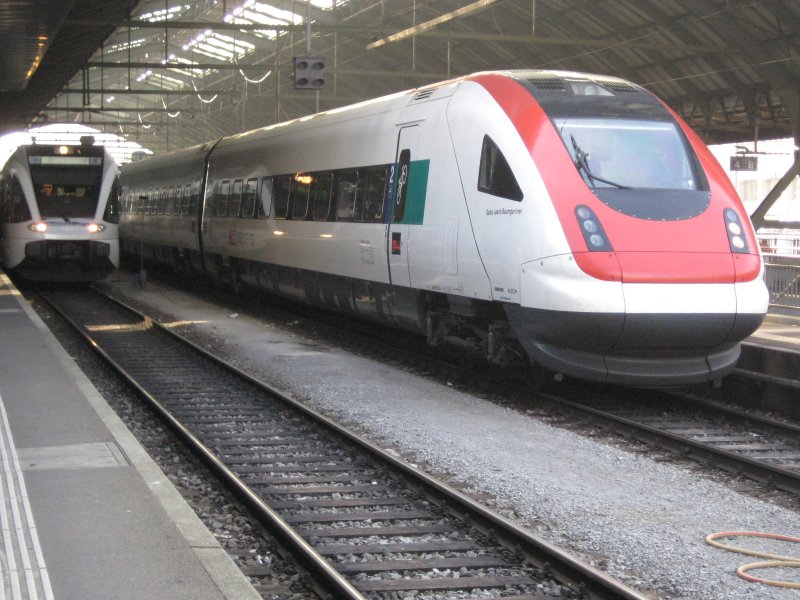 Ein ICN nach Genf und 703 als S 1 (Thurbo) warten in St. Gallen auf die Weiterfahrt.