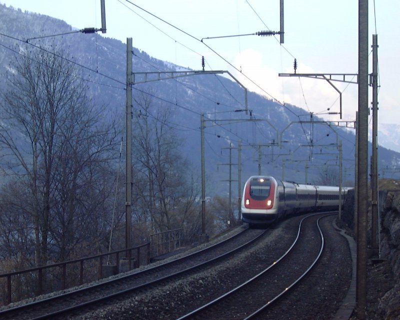 Ein ICN der SBB befhrt die Gotthardstrecke Richtung Luzern bei Immensee. Sie wird heute anscheinend im Wechselbetrieb befahren, 