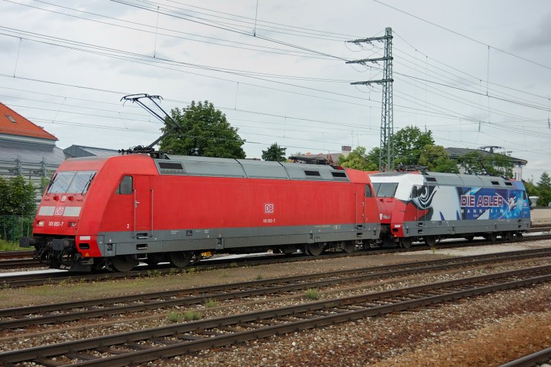 Ein illustres Doppel auf dem Weg zur Arbeit: 101 053-7 und 101 070-1  Adler Mannheim  durchfahren Mnchen-Pasing. 16.06.2008 .