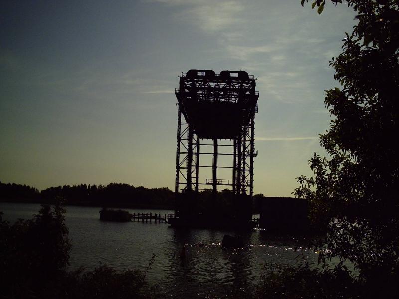 Ein imposantes Bild liefert die Ruine der ehemaligen Bahnverbindung zwischen Ducherow und Karnin, welche dann bis Swinemnde weiter fhrte. Mittlerweile ist diese Strecke wieder in den Generalverkehrsplan aufgenommen, was natrlich eine gewisse Erwartungshaltung hervorruft. Aber warten es wir ab...