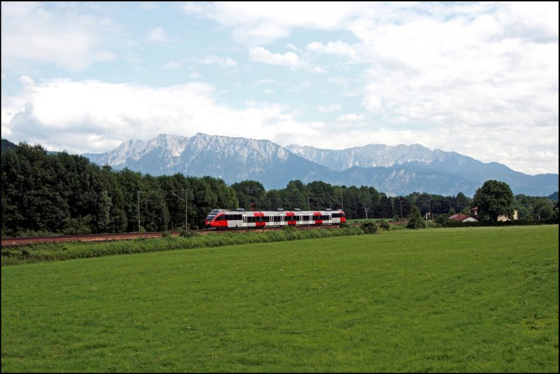 Ein Innsbrucker 4024er durchfhrt das Inntal bei Fischbach als RB 5123 (R 5123 ab Kufstein) nach Telfs-Pfaffenhofen. (05.07.2008)
