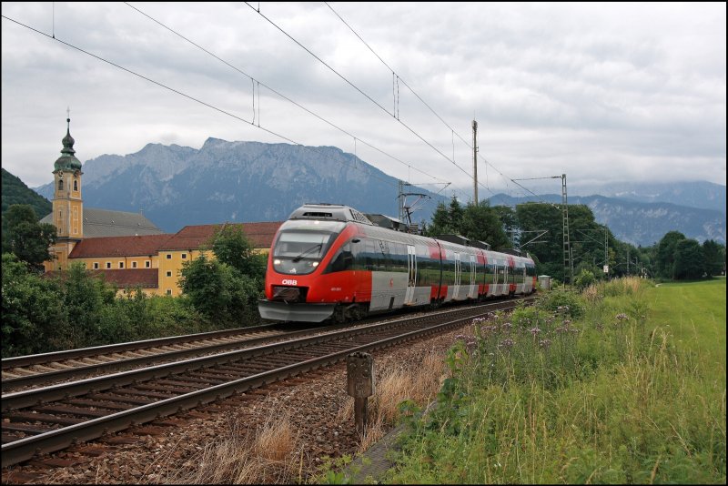 Ein Innsbrucker 4024er strebt vor dem Kaiser Gebirge als RB 5120 (R 5120) von tztal nach Rosenheim. (04.07.2008)