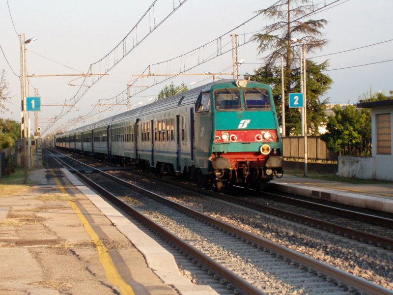 Ein Innterregio nach Mailand durchfhrt Bahnhof Mestrino. 29/09/07