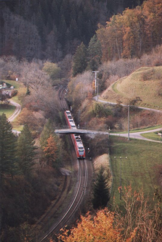 Ein Inter-Regio-Express im Neckartal (Gubahn). 
In diesem Moment wird die Neckarburg passiert.
