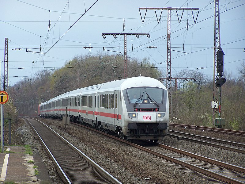 Ein InterCity bei der Durchfahrt von Essen-Fronhausen am 30.03.08