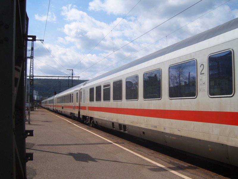 Ein InterCity bei der einfahrt in Aalen an einem Feiertag, welcher schon ein bisschen lang her ist. Das Foto entstand am 01.05.06. Der IC 2065 fuhr dann weiter �ber Crailsheim, Ansbach, N�rnberg Hbf, Hof Hbf... nach Dresden Hbf.