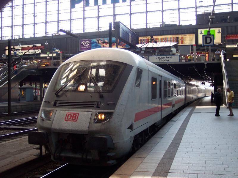 Ein Intercity fhrt gerade in den Hamburger Hauptbahnhof ein. Schublok ist eine Maschine der Baureihe 101