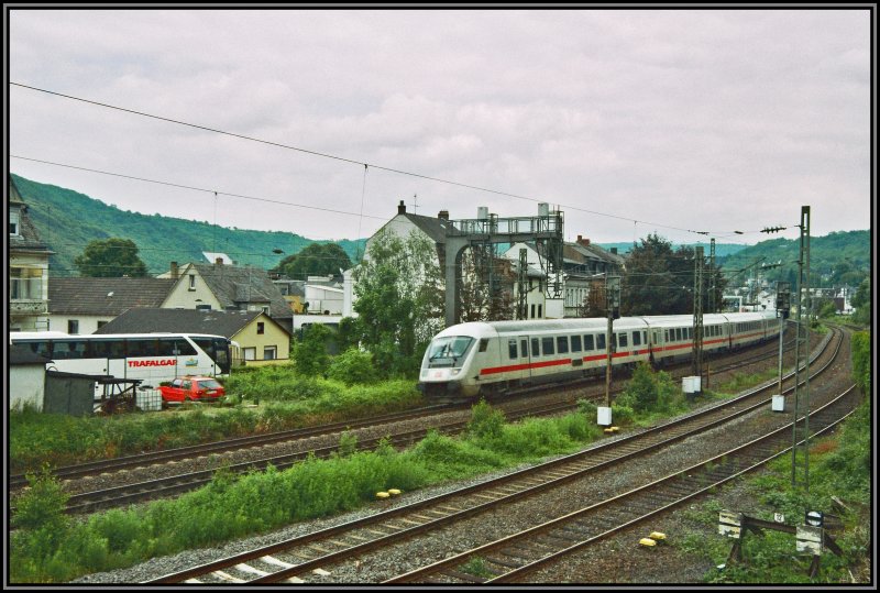 Ein InterCity fhrt Richtung Koblenz. Aufgenommen im Sommer 2006 in Boppard.