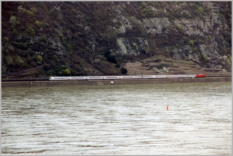 Ein InterCity f�hrt im Sommer 2006 bei Boppard-Hirzenach richtung S�den. 
