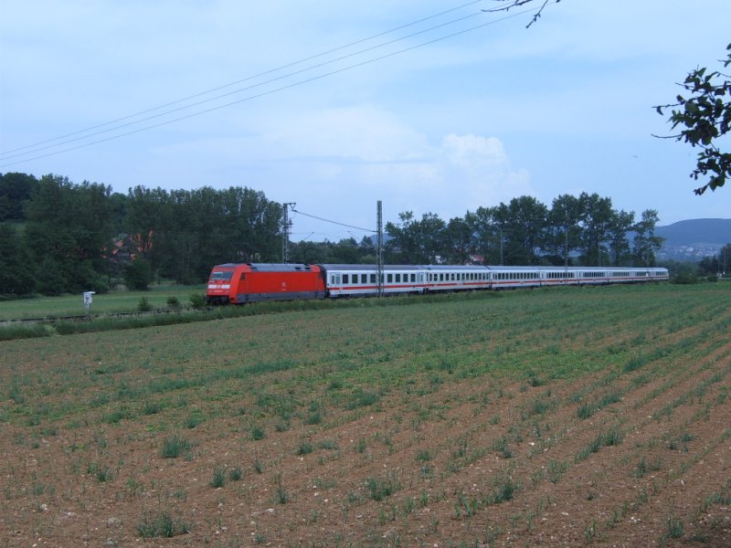 Ein InterCity von Karlsruhe HBF nach Nrnberg HBF vor seinem nchsten Halt, der Knotenbahnhof Aalen, fotografiert am 27.05.07 bei Essingen.